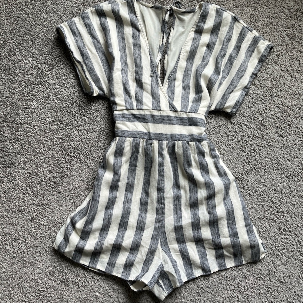 American Eagle Striped Gray Ivory Deep V Wrap Tie Romper w/Pockets Size S
